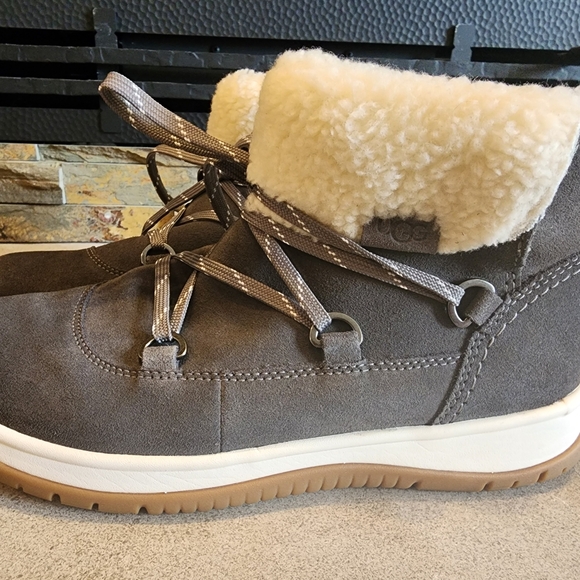 UGG Lakesider Heritage Lace Boots - NWOT - Picture 3 of 8